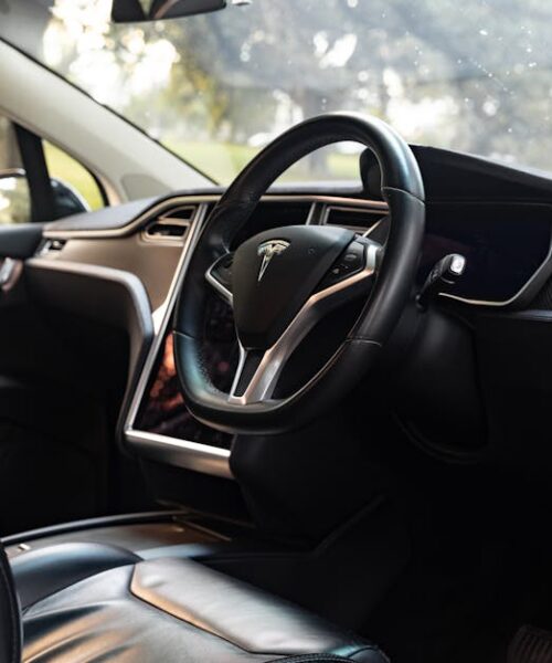 Tesla запатентувала сидіння з електромагнітною підвіскою для вантажівок