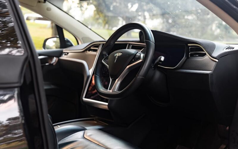 інтер'єр Tesla Semi з електромагнітними сидіннями