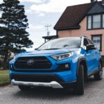 Toyota RAV4 гібридний автомобіль на міській дорозі