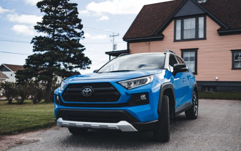 Toyota RAV4 гібридний автомобіль на міській дорозі