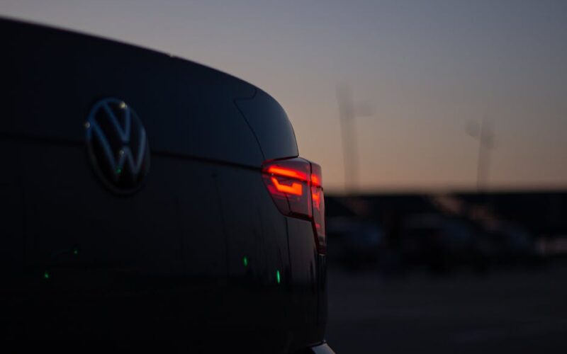 Електричний Volkswagen Golf у виробничому цеху