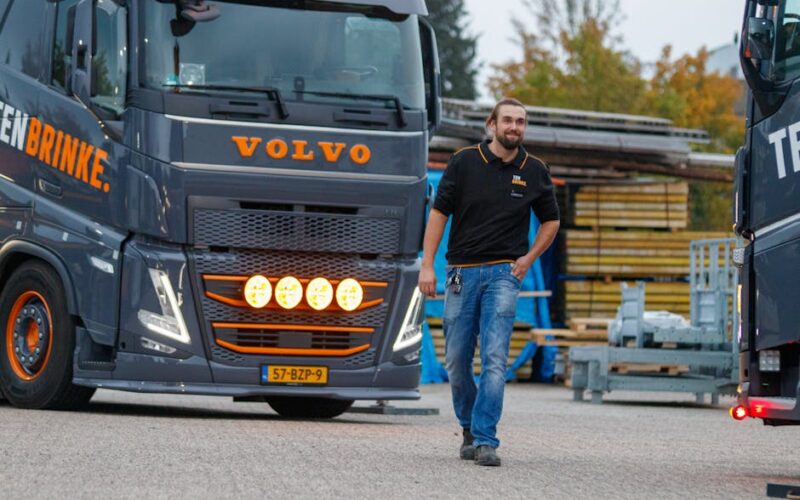 Volvo VNL з житловим модулем, перетворений на міні-готель