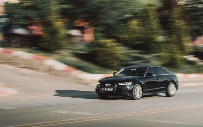 Гібридний крос-універсал Audi A6 allroad на дорозі