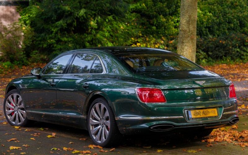Bentley Flying Spur з новим гібридним дизайном