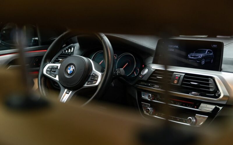 BMW iX3 демонструє нові цифрові технології