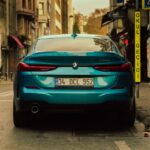 BMW i4 електроседан у міському середовищі