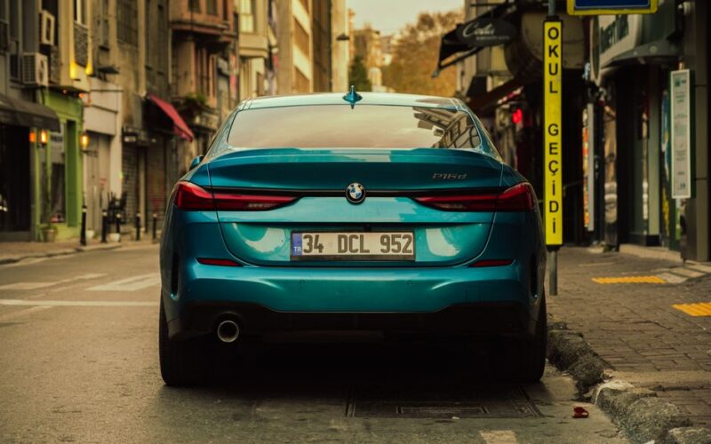 BMW i4 електроседан у міському середовищі