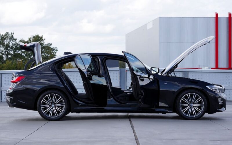 Електричний седан BMW i3 на дорозі