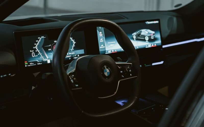 Автомобіль BMW з інтегрованим сервісом попередження Bosch