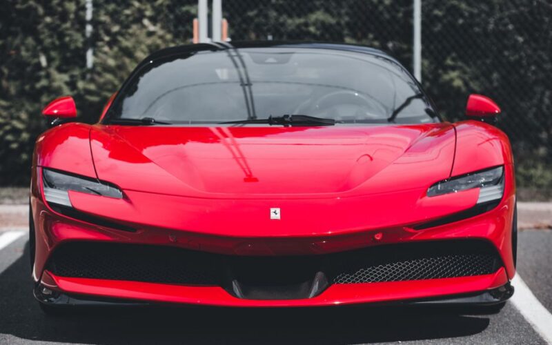 Електричний суперкар Ferrari Luce на дорозі