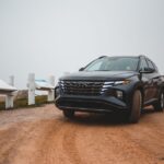 Hyundai Tucson 2026 на дорозі з цифровою панеллю приладів