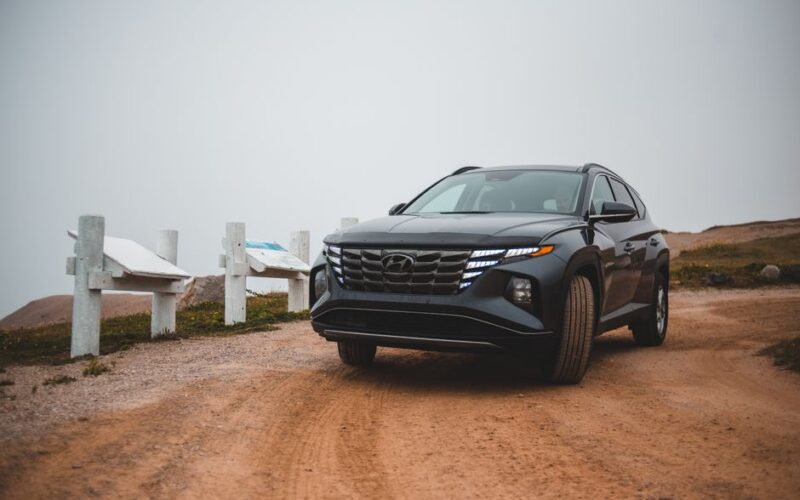 Hyundai Tucson 2026 на дорозі з цифровою панеллю приладів