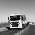 Електровантажівка IVECO S-eWay Rigid зі змінними кузовами на дорозі