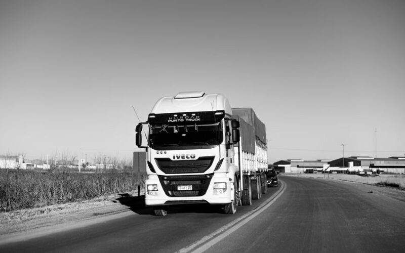 Електровантажівка IVECO S-eWay Rigid зі змінними кузовами на дорозі