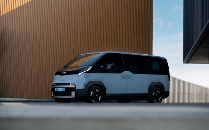Новий електричний мінівен Kia PV7 на дорозі