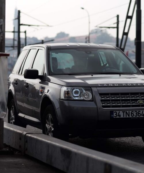 Land Rover відкликає 250 857 позашляховиків через подушки безпеки