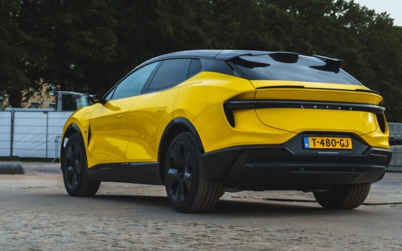 Гібридний кросовер Lotus Eletre X на європейському ринку