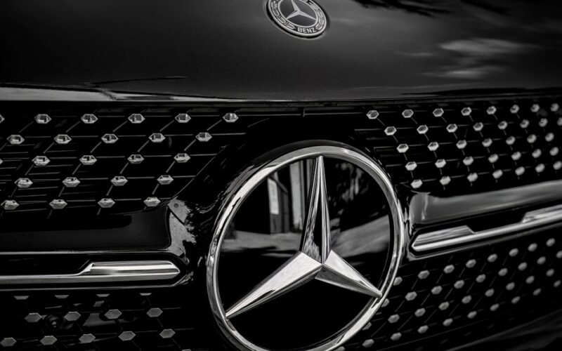 Працівники Mercedes-Benz у Німеччині на виробництві