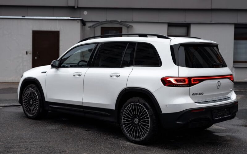 Новий електрокросовер Mercedes-Benz GLC на дорозі