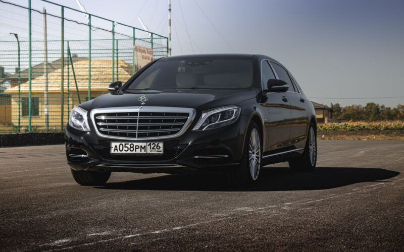 Золотий броньований мінівен Mercedes-Benz V-Class від Dartz