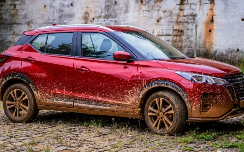 Електричний кросовер Nissan Qashqai на дорозі