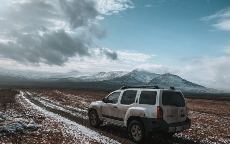 Nissan X-Trail під час тест-драйву на дорозі