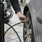 Шиномонтажник накачує шини азотом для автомобіля