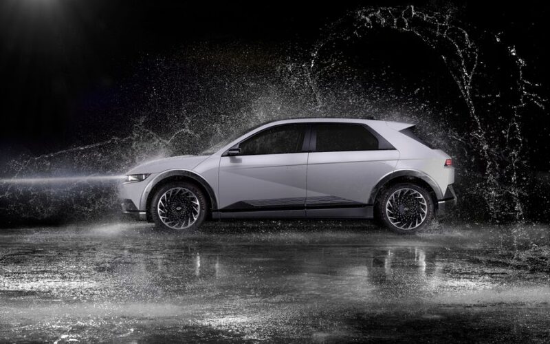 Peugeot E-208 під час тестових заїздів на дорогах