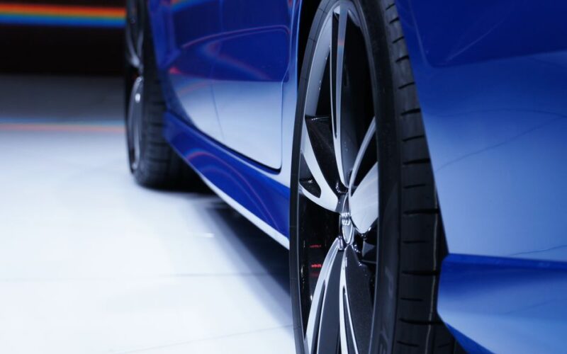 Електричний спорткар Polestar 6 на дорозі