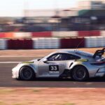 Porsche 911 GT4 R на гоночній трасі з потужним двигуном
