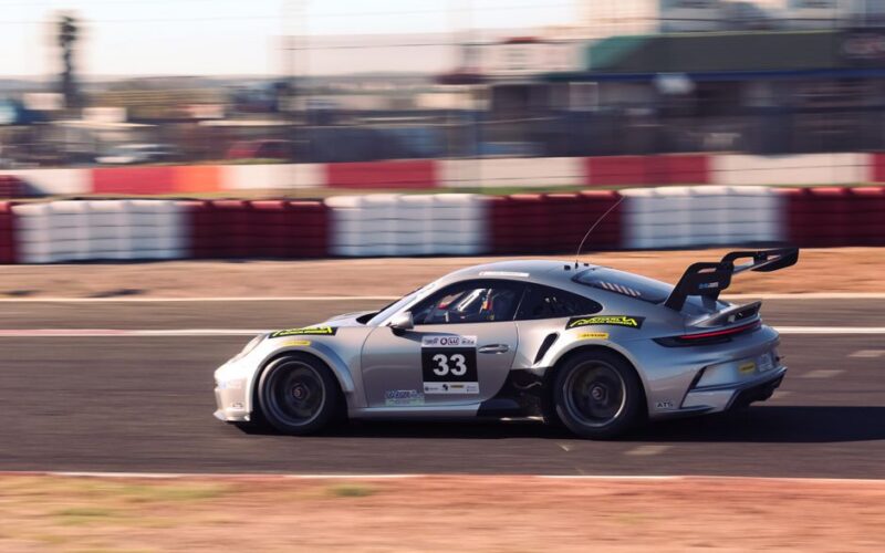 Porsche 911 GT4 R на гоночній трасі з потужним двигуном