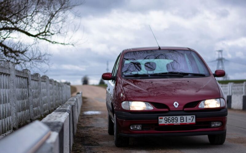 Оновлений електромобіль Renault Megane E-Tech на дорозі