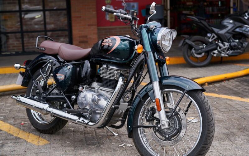 Електробайк Royal Enfield FF.C6 на дорозі