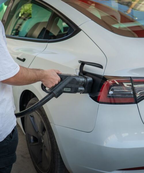 Tesla встановлює пилососи на зарядних станціях Supercharger