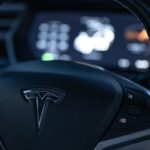 Tesla FSD автомобіль на європейській дорозі