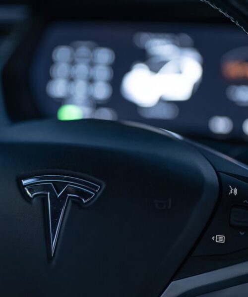 Швеція проти Tesla FSD через функцію Speed Offset