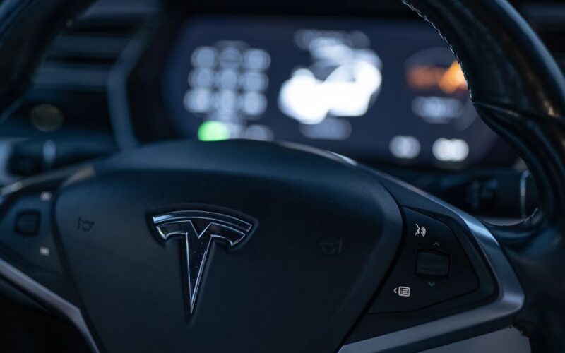 Tesla FSD автомобіль на європейській дорозі