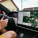 Пластикові голови для обману автопілоту Tesla у салоні автомобіля