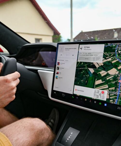 Власники Tesla використовують пластик для обману автопілоту
