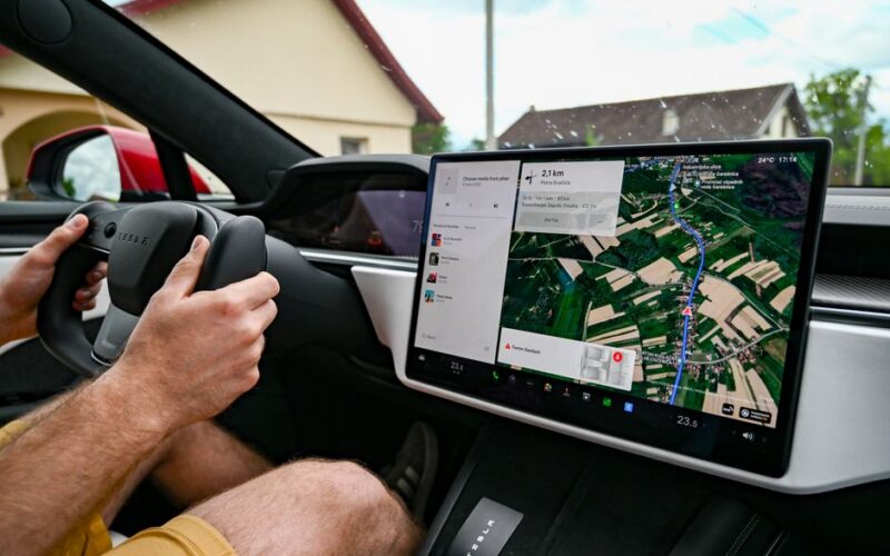 Пластикові голови для обману автопілоту Tesla у салоні автомобіля