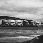 Tesla Semi на автомагістралі, нові дані про безпеку роботаксі