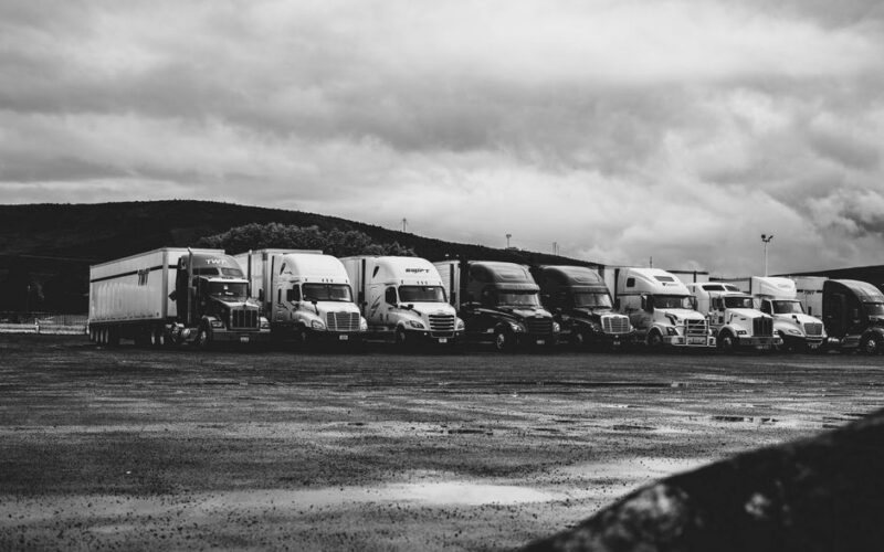 Tesla Semi на автомагістралі, нові дані про безпеку роботаксі