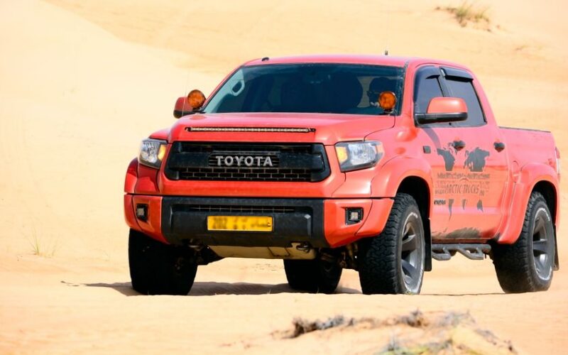 Електропікап Toyota Hilux BEV на бездоріжжі