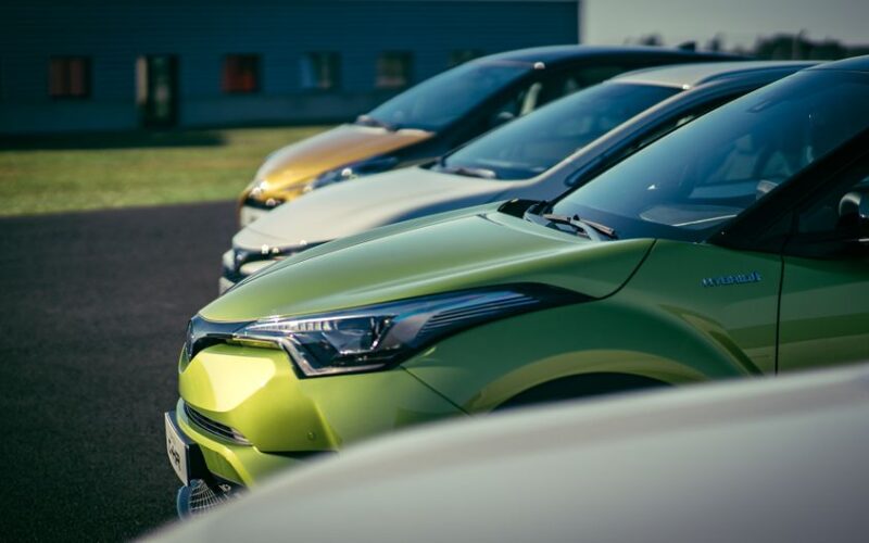 Toyota RAV4 та три електромобілі під час презентації в Україні
