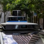 Waymo роботаксі на міській дорозі