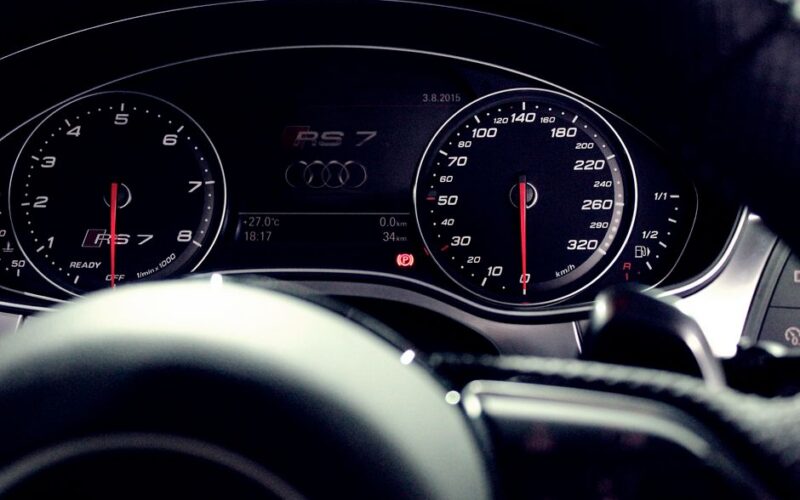 Інтер'єр автомобіля Audi з фізичними кнопками