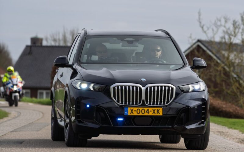 BMW iX4 під час тестування на трасі Нюрбургринг