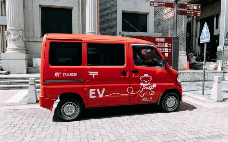 Електричний вен BYD Racco на дорозі в Японії