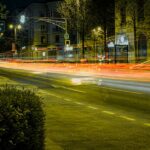 Електромобіль Chip Motors з дистанційним керуванням на міській вулиці