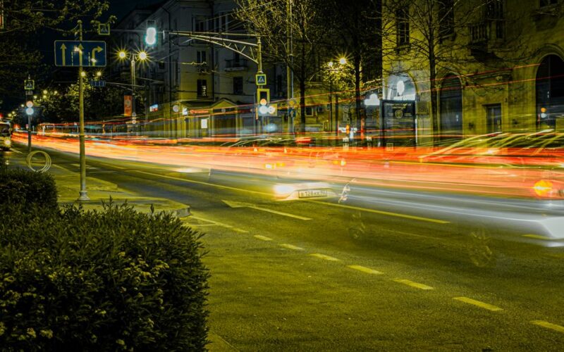 Електромобіль Chip Motors з дистанційним керуванням на міській вулиці
